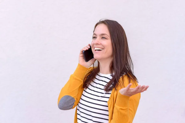 Junge Brünette Enthusiastische Frau Mit Handy Vor Weißem Hintergrund — Stockfoto