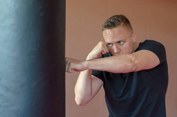 Joven Hombre Determinado Trabajando Gimnasio Golpeando Saco Boxeo Cuero Con — Foto de Stock