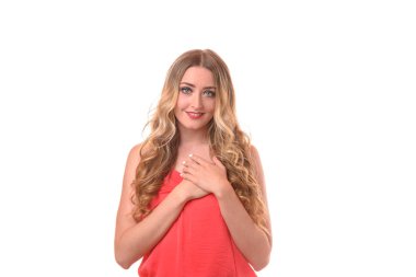 Onun içten şükran ve elleri kalbine memnun bir gülümseme ile clasping teşekkür gösteren genç kadın