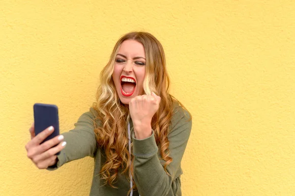 Wütende Blonde Frau Brüllt Ihr Handy Und Schüttelt Frustriert Die — Stockfoto