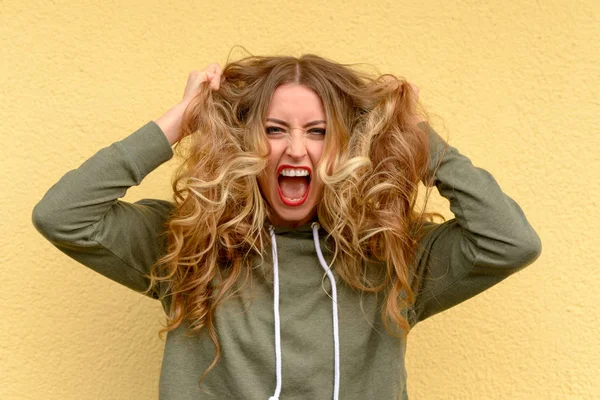 Frustrierte Blonde Frau Die Ihren Langen Welligen Haaren Reißt Und — Stockfoto