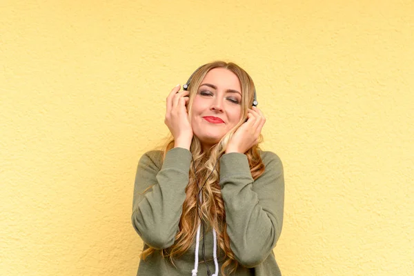 Selige Hübsche Blonde Frau Die Musik Auf Stereo Kopfhörern Hört — Stockfoto