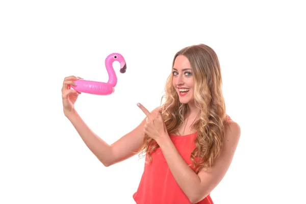 Милая Смеющаяся Молодая Блондинка Надувной Пластиковой Розовой Игрушкой Пеликан Руке — стоковое фото