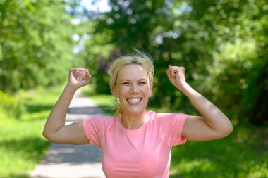 Neşeli kadın kollarını görünümü kadar yakın büyüdü ile ormanlık bir parça çalışan