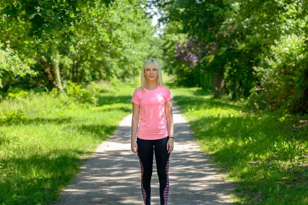 Mujer Joven Sosteniendo Cuello Lesionado Camino Rural — Foto de Stock