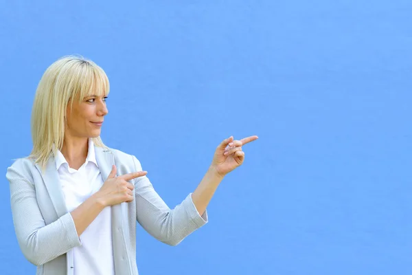 Schöne Junge Blonde Frau Die Isoliert Auf Blauem Hintergrund Steht — Stockfoto