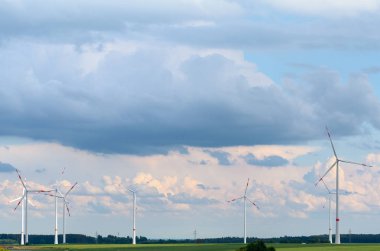 Grup üzerinde bir rüzgar çiftliği rüzgar kinetik enerji dönüşüm yenilenebilir sürdürülebilir elektrik sağlayan bir kırsal manzara rüzgar türbinleri
