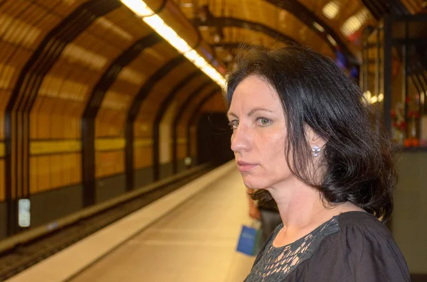 Mujer Joven Mirando Ansiosamente Por Las Vías Una Estación Metro — Foto de Stock