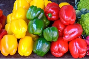 Sebze pazarı üzerinde satmak için biber