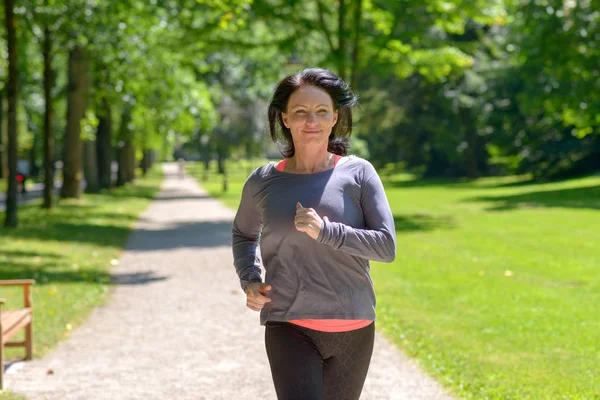 Lächelnde Frau Joggt Einem Park Einem Gesunden Aktiven Lebensstil Die — Stockfoto