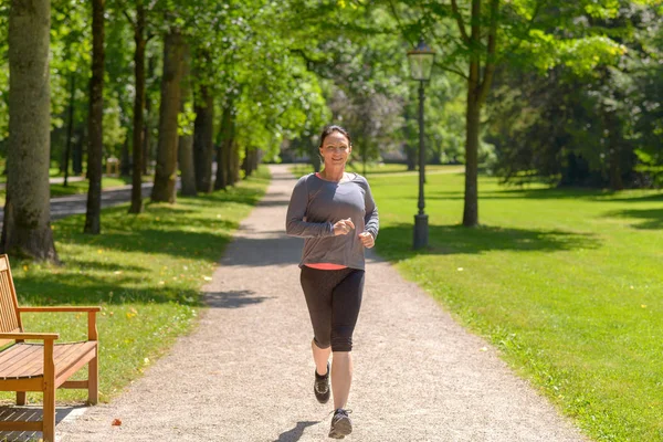 Mujer Sonriente Adulta Corriendo Parque Día Soleado — Foto de Stock