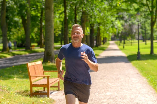 Hombre Mediana Edad Corriendo Por Callejón Parque Día Soleado Una — Foto de Stock