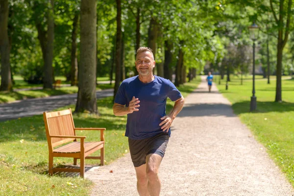 Hombre Mediana Edad Corriendo Por Callejón Parque Día Soleado Una — Foto de Stock