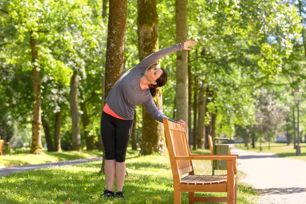 Erwachsene Frau Sportkleidung Dehnt Sich Sonnigem Tag Park — Stockfoto