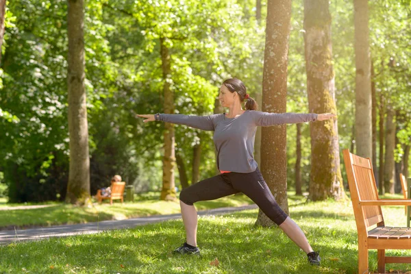 Mujer Atlética Haciendo Ejercicio Parque Primavera Entre Árboles Verdes Sombreados — Foto de Stock