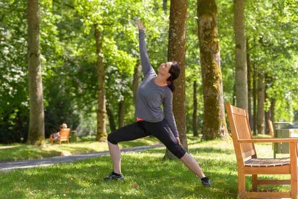 Fitte Sportliche Reife Frau Macht Yoga Übungen Einem Park Mit — Stockfoto