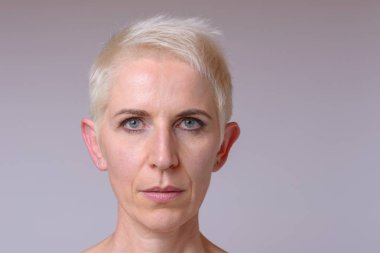 Ön yakın bir orta portre kadar tarafsız bir göz ile kadın yaşlı.