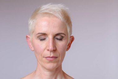 Ön yakın bir orta portre kadar kadın kapalı gözler ile yaşlı.