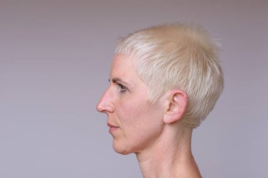 Yana kapat bir orta portre kadar tarafsız bir göz ile kadın yaşlı.