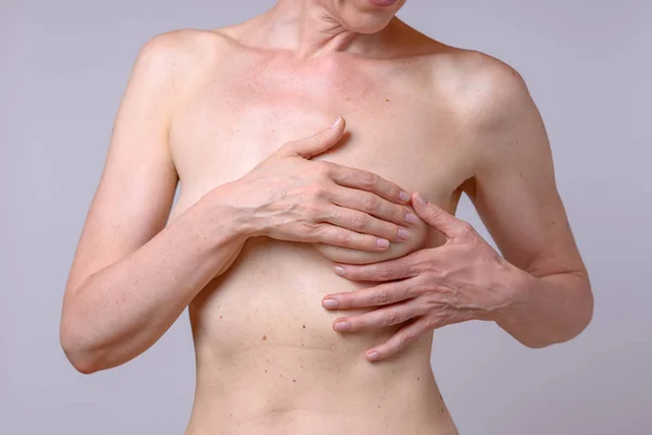 Mulher Está Examinando Seu Peito Para Prevenção Câncer Mama — Fotografia de Stock