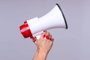 O bir protesto veya onun hava gösteri sahne hazırlanırken bir yüksek sesle hailer, megafon veya megafon kadar tutan kadın