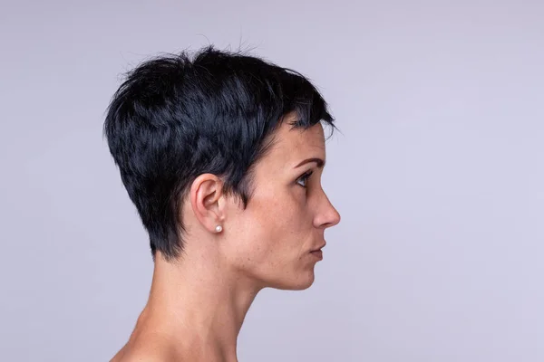 Seitenansicht Porträt Einer Frau Mit Kurzen Dunkleren Haaren Vor Neutralem — Stockfoto