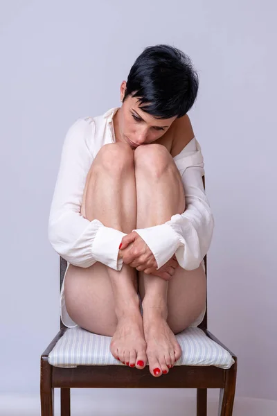 Eenzaam Depressieve Vrouw Zitten Een Stoel Die Haar Kin Haar — Stockfoto