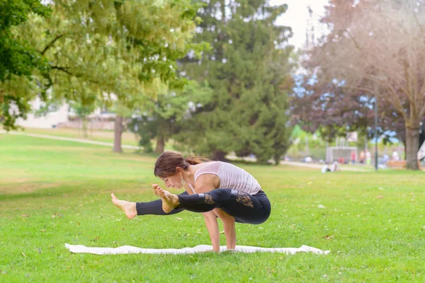 Starke Geschmeidige Frau Die Einem Park Balanciert Mit Ausgestreckten Beinen — Stockfoto