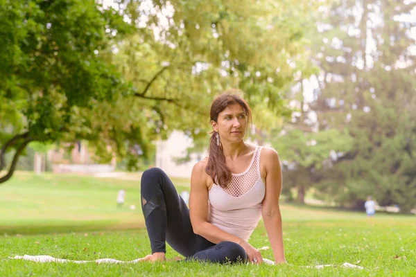 Fit Woman Sitting Park Grass Working Out Doing Stretching Exercises — Stock Photo, Image