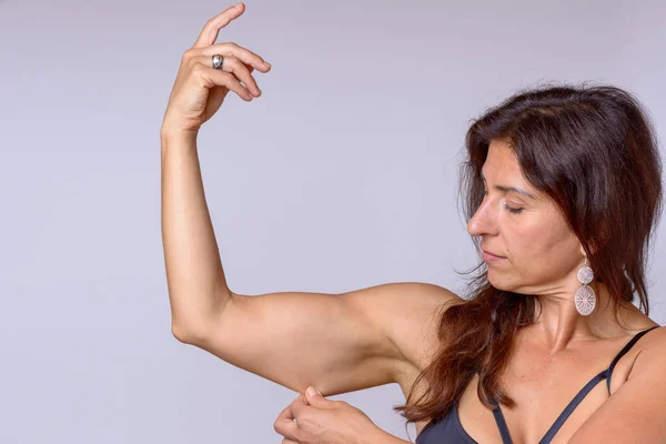 Apto Mulher Muscular Beliscando Pele Seu Braço Com Dedos Como — Fotografia de Stock