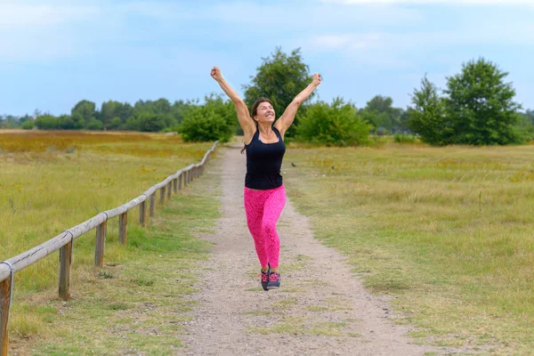 Mujer Mediana Edad Feliz Forma Animando Celebrando Mientras Camina Largo — Foto de Stock