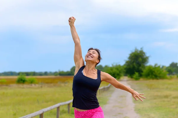 Mujer Mediana Edad Feliz Forma Animando Celebrando Mientras Camina Largo — Foto de Stock