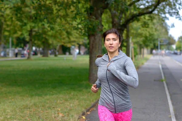 Ajuste Mujer Adulta Con Pantalones Color Rosa Brillante Corriendo Una — Foto de Stock