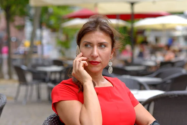 Mujer Mediana Edad Sentada Café Mientras Recibe Una Llamada Telefónica — Foto de Stock