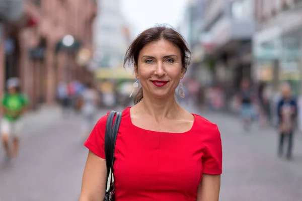 Mujer Vestida Rojo Caminando Por Carretera Junto Edificios Personas Borrosas — Foto de Stock