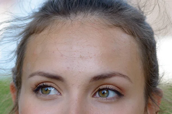 Закройте Улыбающиеся Зеленые Глаза Молодой Женщины Тушью Обрезанном Виде — стоковое фото