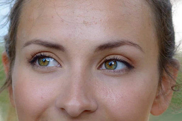 Закройте Улыбающиеся Зеленые Глаза Молодой Женщины Тушью Обрезанном Виде Лба — стоковое фото