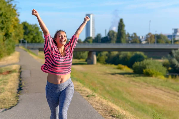 Mujer Joven Feliz Forma Animando Celebrando Mientras Camina Largo Río — Foto de Stock