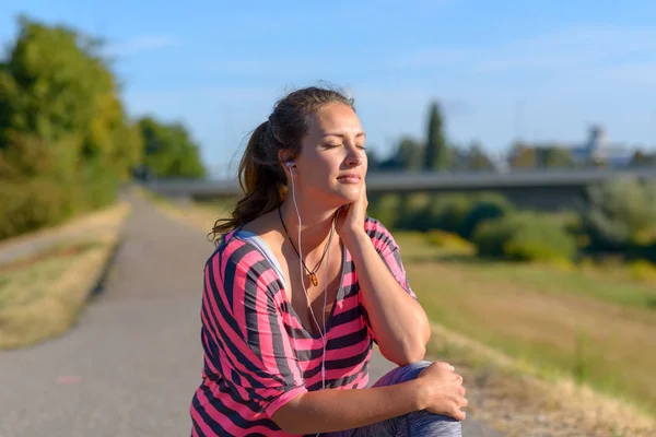 Mooie Vrouw Luistert Naar Muziek Haar Hoofdtelefoon Geniet Van Het — Stockfoto