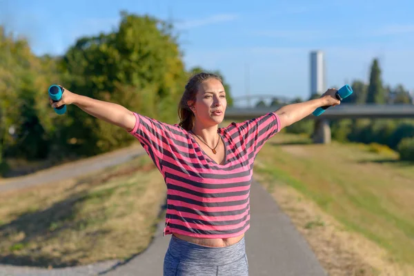 Fit Žena Pracující Městském Parku Zvedání Jednoručky Závaží Ranním Slunci — Stock fotografie