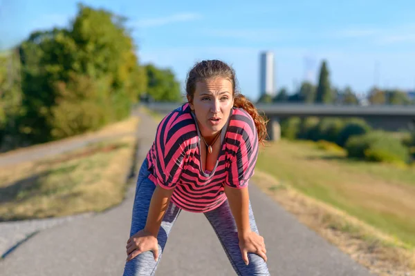 Lachende Vrouw Met Knieën Het Joggen Langs Rivier — Stockfoto