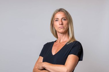 Katlanmış silah kamera ciddi bir yoğun ifade ile gri bakan otoriter kibirli sarışın kadınla