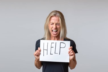 Yardım yazı beyaz arka plan ile kağıt tutan umutsuz Olgun kadın