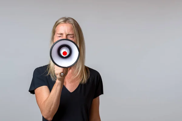 Boze Vrouw Schreeuwen Een Handheld Megafoon Een Concept Van Activisme — Stockfoto