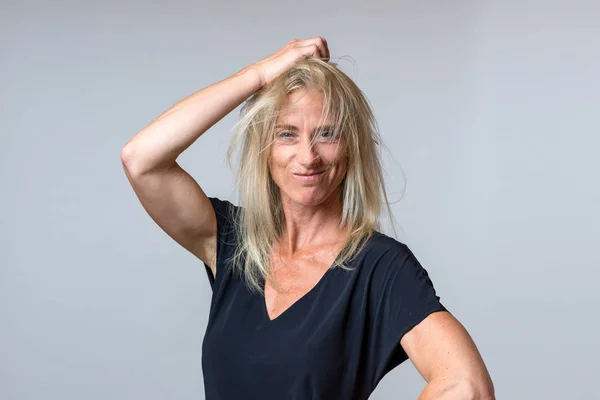 Frustrierte Frau Reißt Ihren Langen Blonden Haaren Knirscht Mit Den — Stockfoto