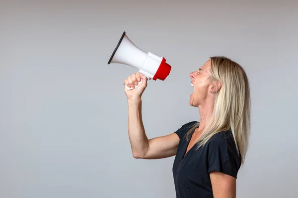 Jonge Vrouw Schreeuwen Een Megafoon Zijaanzicht Wit Conceptuele Van Een — Stockfoto