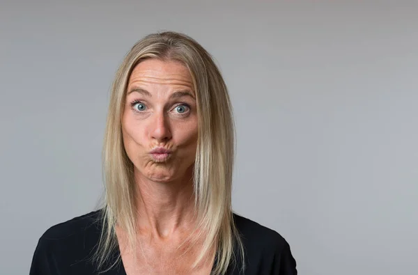 Erstaunt Attraktive Blonde Frau Starrt Mit Großen Augen Die Kamera — Stockfoto