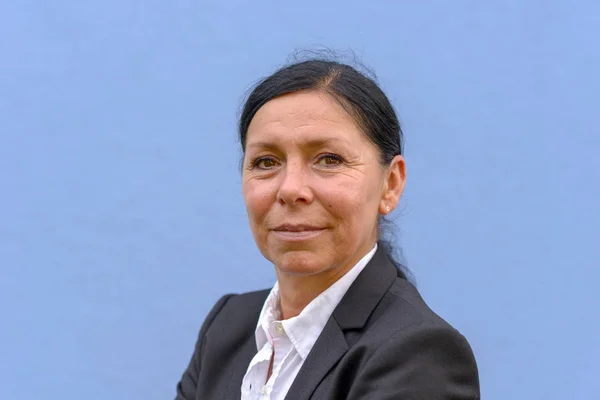 Single Woman Smiling While Standing Front Solid Blue Wall Wearing — Stock Photo, Image