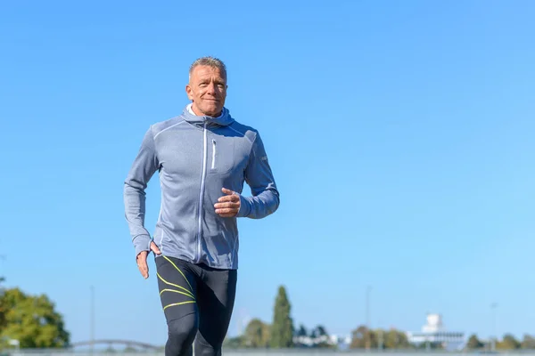 Vista Frontal Del Hombre Gris Sonriente Usando Ropa Deportiva Corriendo —  Fotos de Stock