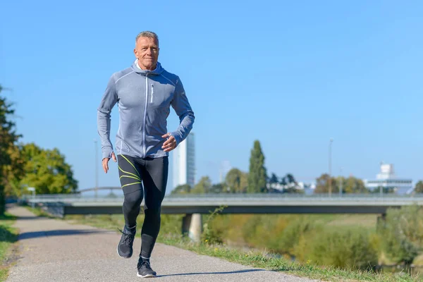 Vista Frontal Del Hombre Gris Sonriente Usando Ropa Deportiva Corriendo — Foto de Stock